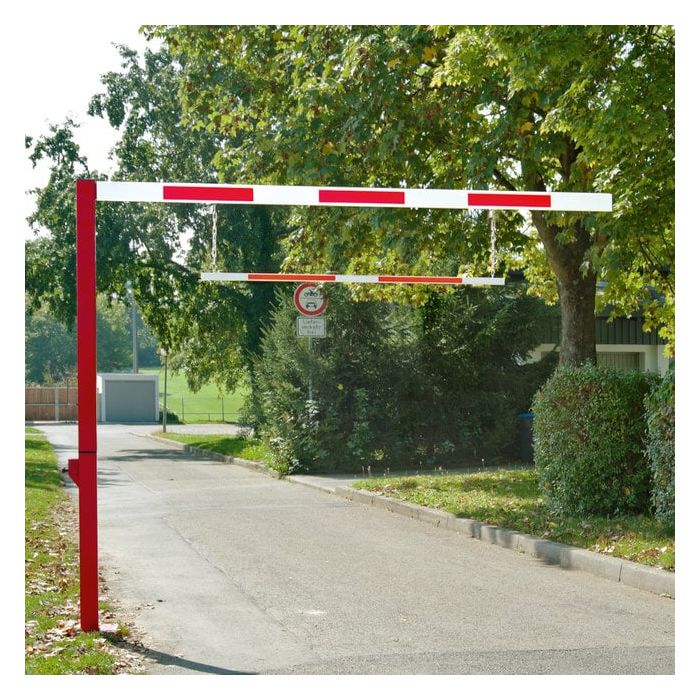Draaibare hoogtebegrenzer, doorrijbreedte 300 cm, doorrijhoogte instelbaar tussen 220 cm en 265 cm, rood/wit