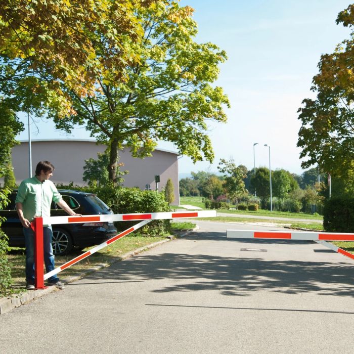 Handbediende dubbele draaiboom, overspanning per draaiboom 325 cm, zonder steunpaal, rood/wit