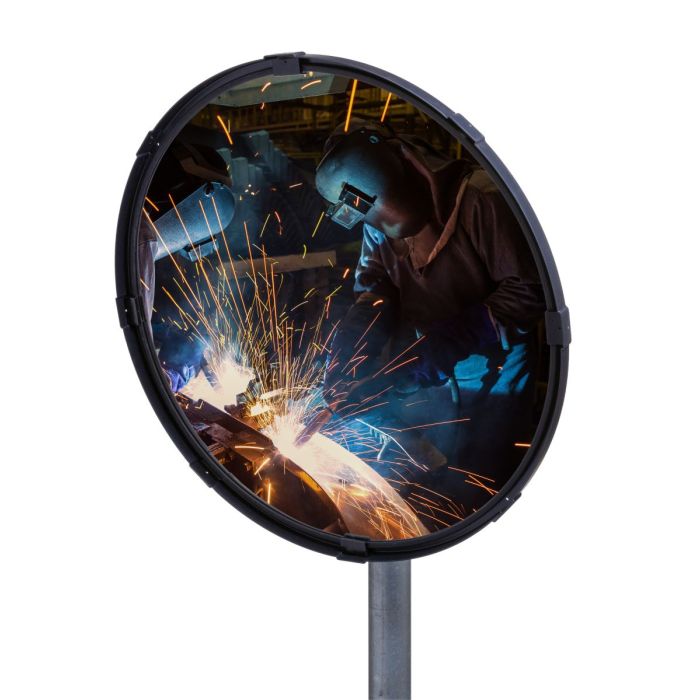 JISLON industriespiegel acryl Ø 60 cm met zwarte rand, paalmontage en laswerkzaamheden in het spiegelbeeld.