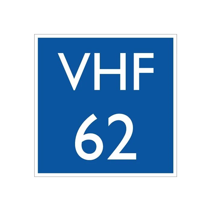 Scheepvaartbord E.23 / Marifoonkanaal voor nautische informatie, bijvoorbeeld kanaal 62