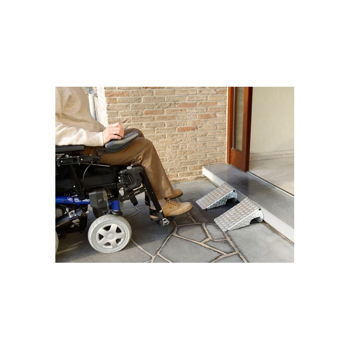 Trottoir oprijdrempel gegalvaniseerd staal, afmeting 31 x 25 x 6 cm (prijs per 2 stuks)