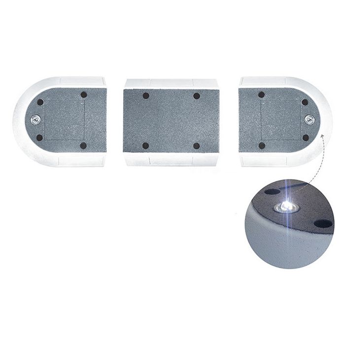 Verkeerseiland met glasbol reflector en witte reflectie