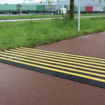 Bicycle Speed Reducer (BSR) fietsdrempel voor gebruik op fietspad