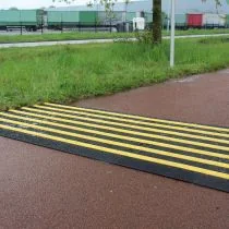 Bicycle Speed Reducer (BSR) fietsdrempel voor gebruik op fietspad
