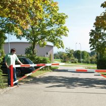 Handbediende dubbele draaiboom, overspanning per draaiboom 275 cm, zonder steunpaal, rood/wit