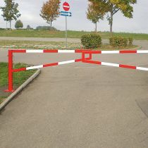 Handbediende dubbele draaiboom, overspanning per draaiboom 288 cm, zonder steunpaal, rood/wit