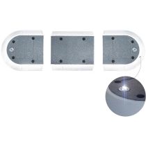 Verkeerseiland met glasbol reflector en witte reflectie